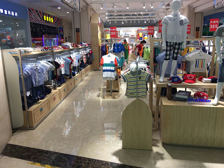 杰米蘭帝童裝專賣店內(nèi)陳列